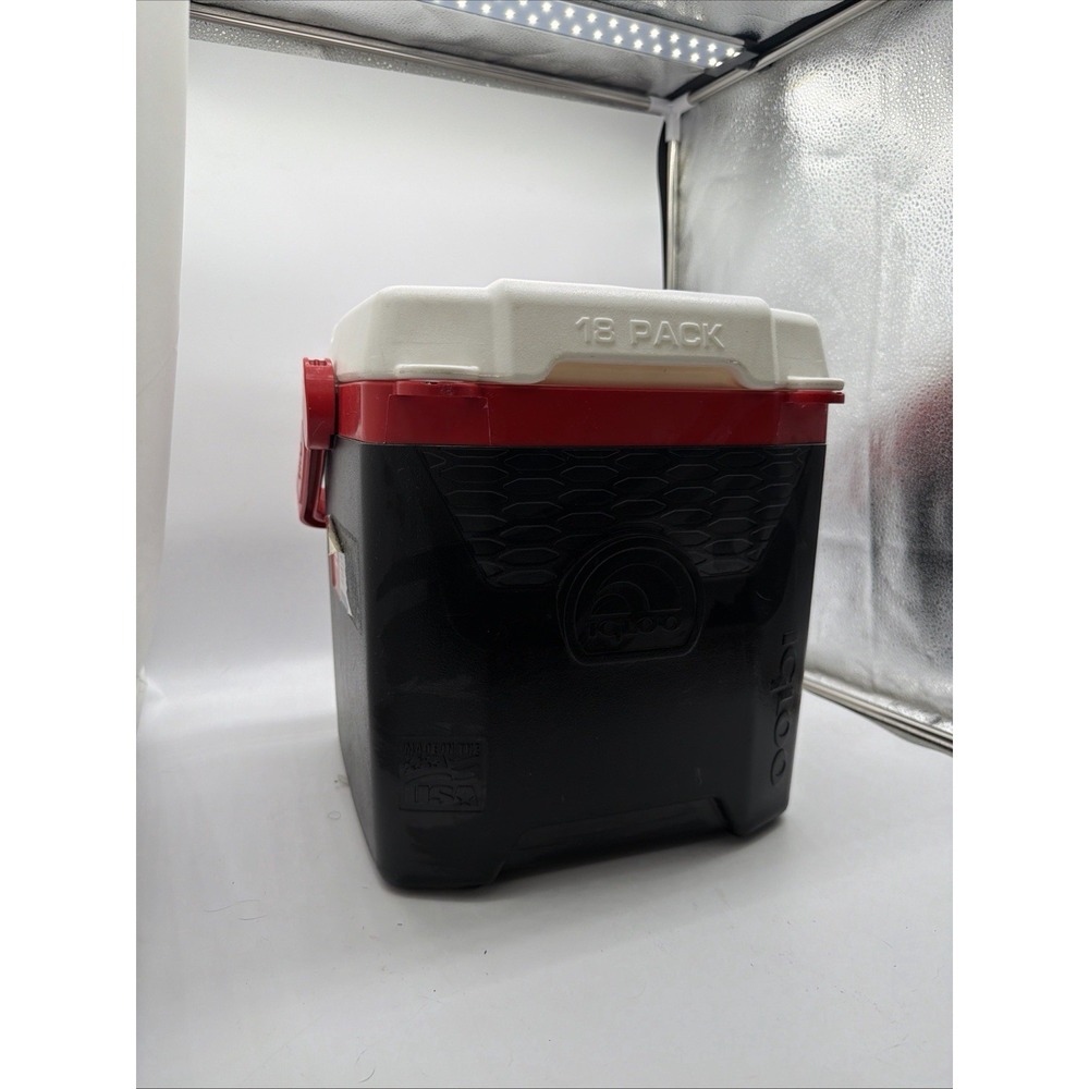 Igloo Quantum 12 cooler 18 Pack capacity Lockable USA. 12 Quart Red White Black